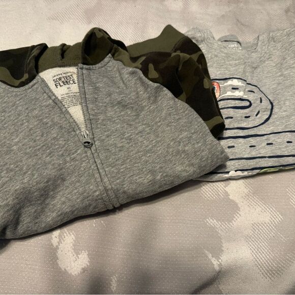 Boys 4T long sleeve cars tee and camo sweatshirt zip up hoodie bundle! Like new! - Picture 2 of 8